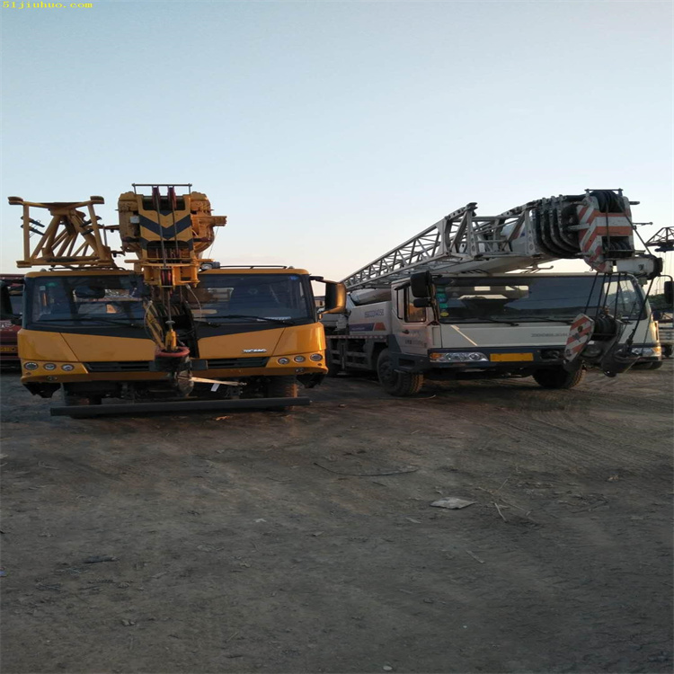 成华吊车吊挖机正确办法